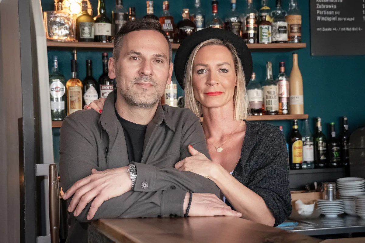 Die Bar ist ein fester Bestandteil des Angebots im Nova Theater. Nova Theater in Pfäffikon soll Neubau weichen, nun hat sich auch der Heimatschutz eingeschaltet. Auf den Bildern sind Radi und Claudi. Die Betreiber Radoslav Bijelic und Claudia Grau.